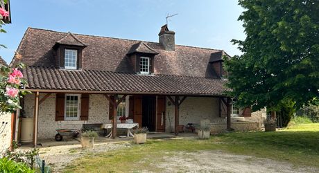 En Périgord noir, au cœur des sites touristiques, ensemble de caractère au calme mais non isolé sur plus de 4 hectares de terrain.