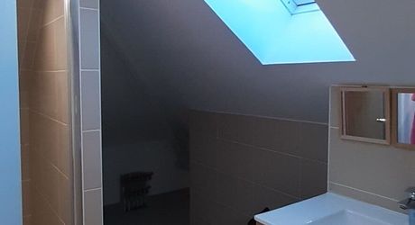Beautiful, bright village house, fully restored in 2023, with 1400 m² garden. Superb swimming pool. The building has been completely refurbished (framework, roofing, heating, window frames, etc.).