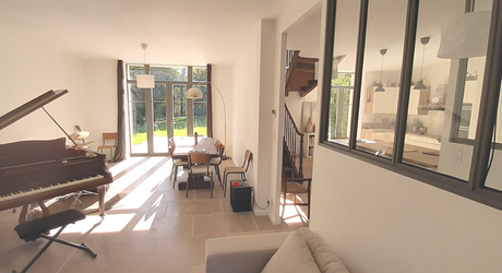 Beautiful, bright village house, fully restored in 2023, with 1400 m² garden. Superb swimming pool. The building has been completely refurbished (framework, roofing, heating, window frames, etc.).