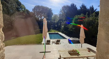 Beautiful, bright village house, fully restored in 2023, with 1400 m² garden. Superb swimming pool. The building has been completely refurbished (framework, roofing, heating, window frames, etc.).