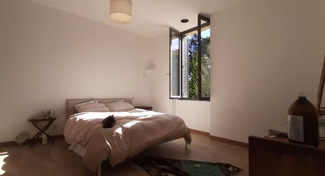 Beautiful, bright village house, fully restored in 2023, with 1400 m² garden. Superb swimming pool. The building has been completely refurbished (framework, roofing, heating, window frames, etc.).