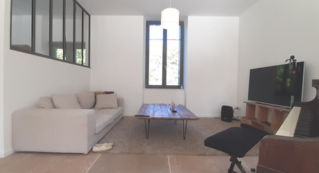 Beautiful, bright village house, fully restored in 2023, with 1400 m² garden. Superb swimming pool. The building has been completely refurbished (framework, roofing, heating, window frames, etc.).