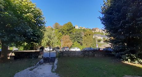 Beautiful, bright village house, fully restored in 2023, with 1400 m² garden. Superb swimming pool. The building has been completely refurbished (framework, roofing, heating, window frames, etc.).