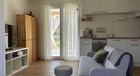 A 5 kms de MONTIGNAC_LASCAUX, maison contemporaine offrant une habitation , un studio attenant et terrain.