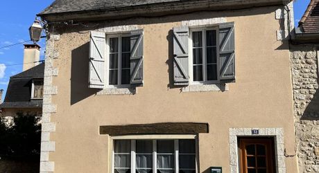 Jolie maison rénovée avec cour en plein centre de Montignac-Lascaux, proche de la place de l'église.