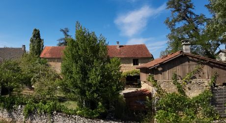 Renovated stone barn with 180m² of living space, in the heart of the Périgord Noir, close to all amenities in a quiet but not isolated setting.