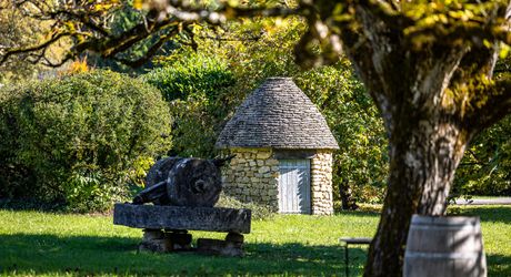 Superbe propriété de caractère avec vaste demeure, maison d'amis et piscine. Ensemble sur près d'un hectare de terrain clos.