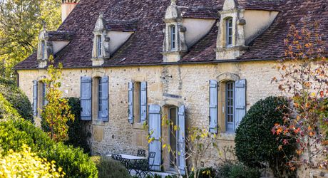 ARCHITECTURALLY STUNNING, LARGE 300SQM RESIDENCE WITH 130SQM GUEST HOUSE AND SWIMMING POOL SET IN OVER TWO ACRES OF ENCLOSED GROUNDS WITH STREAM ON THE EDGE OF A LOVELY VILLAGE WITH COMMERCE. MP113778