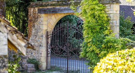 Superbe propriété de caractère avec vaste demeure, maison d'amis et piscine. Ensemble sur près d'un hectare de terrain clos.