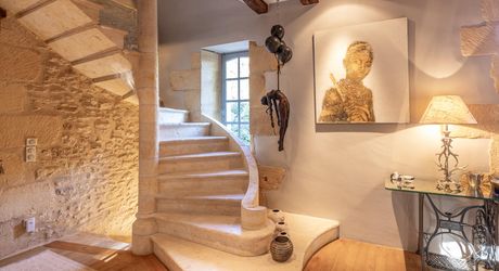 Superbe propriété de caractère avec vaste demeure, maison d'amis et piscine. Ensemble sur près d'un hectare de terrain clos.