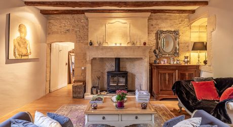Superbe propriété de caractère avec vaste demeure, maison d'amis et piscine. Ensemble sur près d'un hectare de terrain clos.