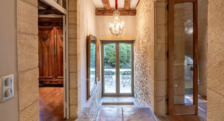 Superbe propriété de caractère avec vaste demeure, maison d'amis et piscine. Ensemble sur près d'un hectare de terrain clos.