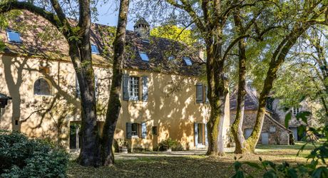 Superbe propriété de caractère avec vaste demeure, maison d'amis et piscine. Ensemble sur près d'un hectare de terrain clos.