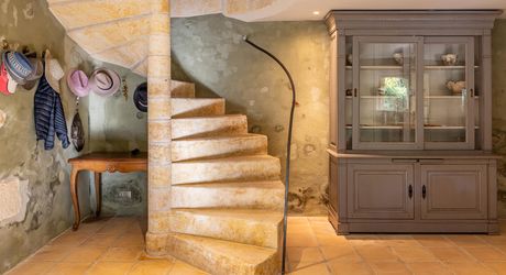 Superbe propriété de caractère avec vaste demeure, maison d'amis et piscine. Ensemble sur près d'un hectare de terrain clos.