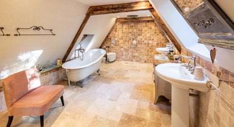 Superbe propriété de caractère avec vaste demeure, maison d'amis et piscine. Ensemble sur près d'un hectare de terrain clos.