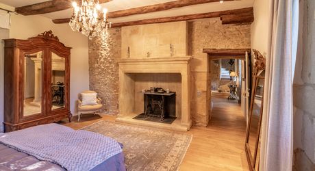 Superbe propriété de caractère avec vaste demeure, maison d'amis et piscine. Ensemble sur près d'un hectare de terrain clos.