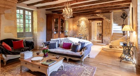 Superbe propriété de caractère avec vaste demeure, maison d'amis et piscine. Ensemble sur près d'un hectare de terrain clos.