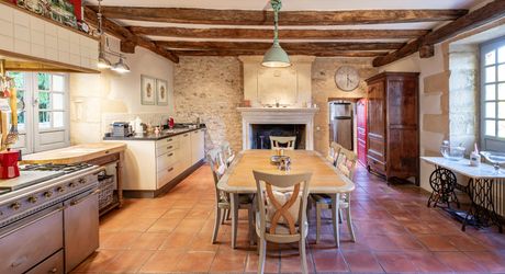 Superbe propriété de caractère avec vaste demeure, maison d'amis et piscine. Ensemble sur près d'un hectare de terrain clos.