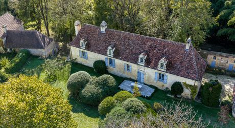Superbe propriété de caractère avec vaste demeure, maison d'amis et piscine. Ensemble sur près d'un hectare de terrain clos.