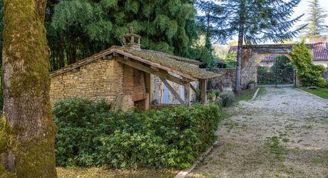 Superbe propriété de caractère avec vaste demeure, maison d'amis et piscine. Ensemble sur près d'un hectare de terrain clos.