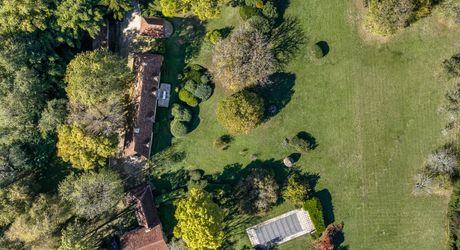Superbe propriété de caractère avec vaste demeure, maison d'amis et piscine. Ensemble sur près d'un hectare de terrain clos.