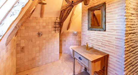 Superbe propriété de caractère avec vaste demeure, maison d'amis et piscine. Ensemble sur près d'un hectare de terrain clos.