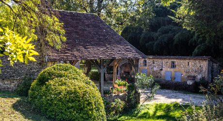 Superbe propriété de caractère avec vaste demeure, maison d'amis et piscine. Ensemble sur près d'un hectare de terrain clos.