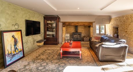 Superbe propriété de caractère avec vaste demeure, maison d'amis et piscine. Ensemble sur près d'un hectare de terrain clos.