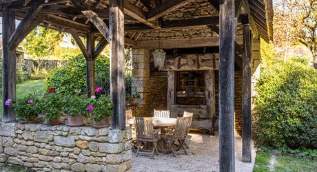Superbe propriété de caractère avec vaste demeure, maison d'amis et piscine. Ensemble sur près d'un hectare de terrain clos.
