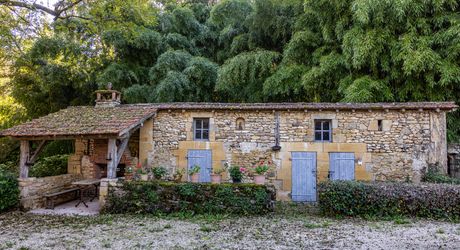 Superbe propriété de caractère avec vaste demeure, maison d'amis et piscine. Ensemble sur près d'un hectare de terrain clos.