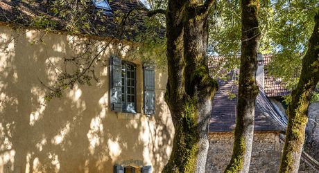 Superbe propriété de caractère avec vaste demeure, maison d'amis et piscine. Ensemble sur près d'un hectare de terrain clos.