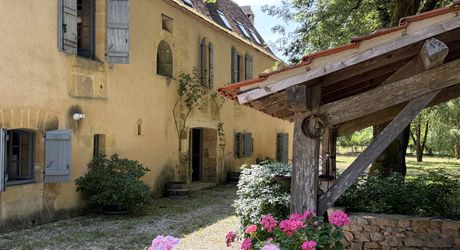 Superbe propriété de caractère avec vaste demeure, maison d'amis et piscine. Ensemble sur près d'un hectare de terrain clos.