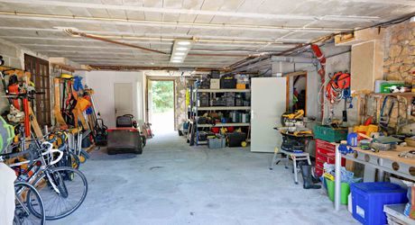 En Périgord Noir, à quelques centaines de mètres du village typique de Saint-Léon-sur-Vézère, non loin de Montignac vaste maison périgourdine rénovée avec beau jardin.