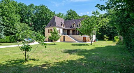 En Périgord Noir, à quelques centaines de mètres du village typique de Saint-Léon-sur-Vézère, non loin de Montignac vaste maison périgourdine rénovée avec beau jardin.