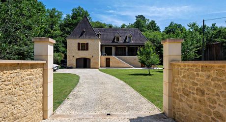 En Périgord Noir, à quelques centaines de mètres du village typique de Saint-Léon-sur-Vézère, non loin de Montignac vaste maison périgourdine rénovée avec beau jardin.