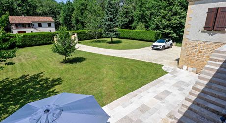 En Périgord Noir, à quelques centaines de mètres du village typique de Saint-Léon-sur-Vézère, non loin de Montignac vaste maison périgourdine rénovée avec beau jardin.