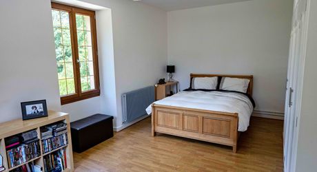 En Périgord Noir, à quelques centaines de mètres du village typique de Saint-Léon-sur-Vézère, non loin de Montignac vaste maison périgourdine rénovée avec beau jardin.