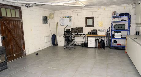 En Périgord Noir, à quelques centaines de mètres du village typique de Saint-Léon-sur-Vézère, non loin de Montignac vaste maison périgourdine rénovée avec beau jardin.