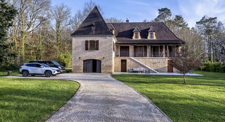 En Périgord Noir, à quelques centaines de mètres du village typique de Saint-Léon-sur-Vézère, non loin de Montignac vaste maison périgourdine rénovée avec beau jardin.