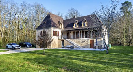 En Périgord Noir, à quelques centaines de mètres du village typique de Saint-Léon-sur-Vézère, non loin de Montignac vaste maison périgourdine rénovée avec beau jardin.