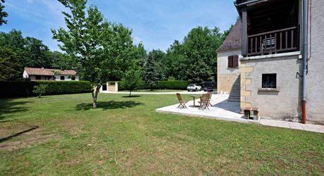 En Périgord Noir, à quelques centaines de mètres du village typique de Saint-Léon-sur-Vézère, non loin de Montignac vaste maison périgourdine rénovée avec beau jardin.