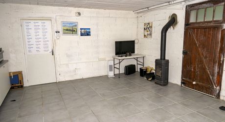 En Périgord Noir, à quelques centaines de mètres du village typique de Saint-Léon-sur-Vézère, non loin de Montignac vaste maison périgourdine rénovée avec beau jardin.