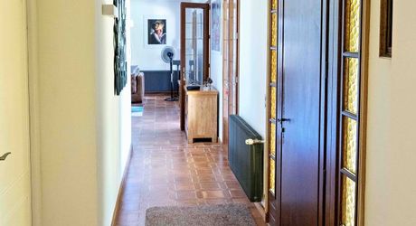 En Périgord Noir, à quelques centaines de mètres du village typique de Saint-Léon-sur-Vézère, non loin de Montignac vaste maison périgourdine rénovée avec beau jardin.