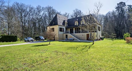 En Périgord Noir, à quelques centaines de mètres du village typique de Saint-Léon-sur-Vézère, non loin de Montignac vaste maison périgourdine rénovée avec beau jardin.