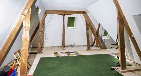 En Périgord Noir, à quelques centaines de mètres du village typique de Saint-Léon-sur-Vézère, non loin de Montignac vaste maison périgourdine rénovée avec beau jardin.