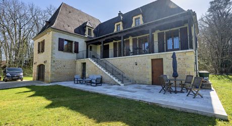 En Périgord Noir, à quelques centaines de mètres du village typique de Saint-Léon-sur-Vézère, non loin de Montignac vaste maison périgourdine rénovée avec beau jardin.