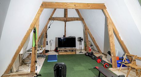 En Périgord Noir, à quelques centaines de mètres du village typique de Saint-Léon-sur-Vézère, non loin de Montignac vaste maison périgourdine rénovée avec beau jardin.