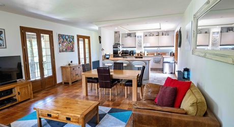 En Périgord Noir, à quelques centaines de mètres du village typique de Saint-Léon-sur-Vézère, non loin de Montignac vaste maison périgourdine rénovée avec beau jardin.