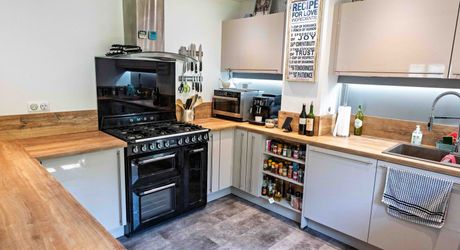 En Périgord Noir, à quelques centaines de mètres du village typique de Saint-Léon-sur-Vézère, non loin de Montignac vaste maison périgourdine rénovée avec beau jardin.