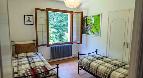 En Périgord Noir, à quelques centaines de mètres du village typique de Saint-Léon-sur-Vézère, non loin de Montignac vaste maison périgourdine rénovée avec beau jardin.